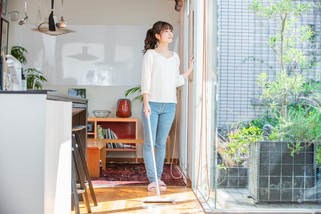 掃除する女性の画像
